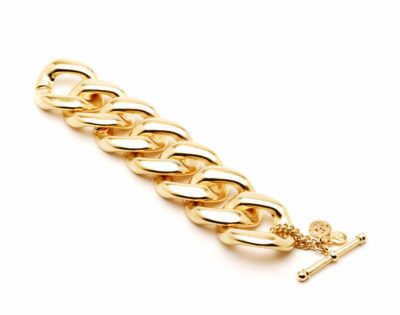 Un bracelet chaîne en or épais avec de gros maillons brillants entrelacés et un fermoir en T. Cet accessoire luxueux respire l'élégance parisienne, parfait pour celles qui apprécient l'attrait intemporel de la mode et de l'art de la haute couture.