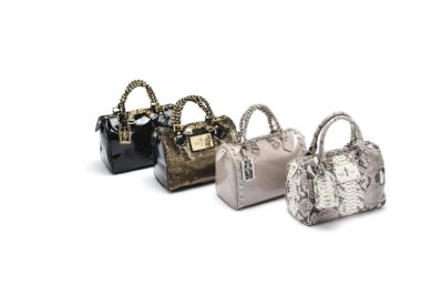 Un ensemble de quatre sacs à main élégants sont disposés en rangée sur un fond blanc, rappelant une séance photo de haute couture. Les sacs varient en couleur et en texture : noir, or, beige et motif peau de serpent, chacun doté d'une poignée distinctive et d'un fermoir décoratif qui respire la mode parisienne.