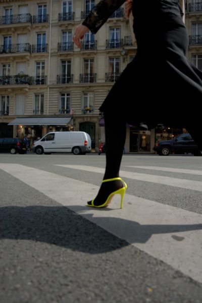 Femme marchant dans la rue à Paris photographiée par Thomas L. Duclert photographe de mode