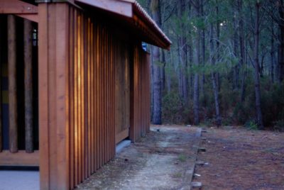 Maison dans la foret sur le Bassin d'Arcachon photographiée par Thomas L. Duclert photographe de mode