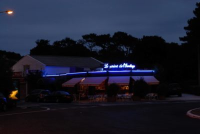 Commerces de nuits sur le bassin d'Arcachon avec leurs néons photographiés par Thomas L. Duclert photographe de mode