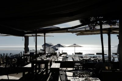 Restaurant et piscine au Pyla photographiés par Thomas L. Duclert photographe de mode